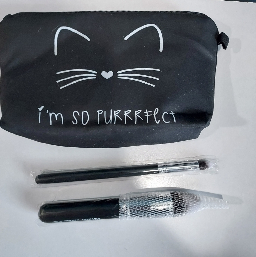 Makeup bag with 2 brushes. NWOT